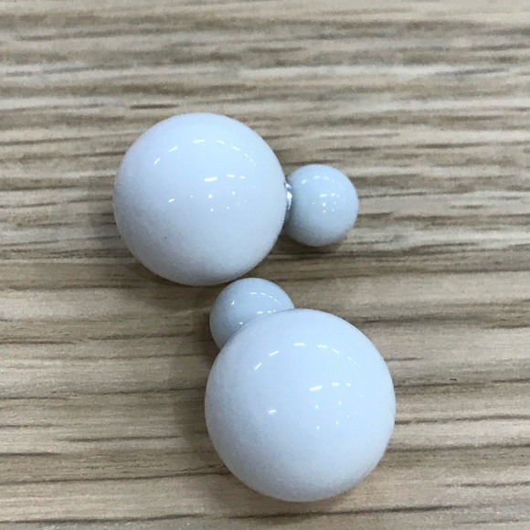 🌟new🌟 white double sided ball stud earrings - Picture 4 of 5